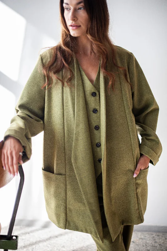 Women's relaxed fit cape style wool blazer with pockets